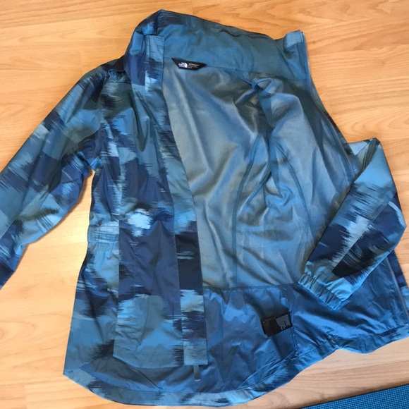 Women’s Northface Rain Jacket - Picture 4 of 8